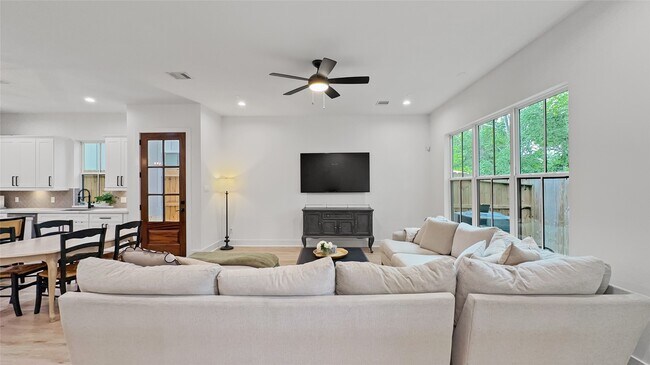 Foto del edificio - 6423 Highland Pine Ln