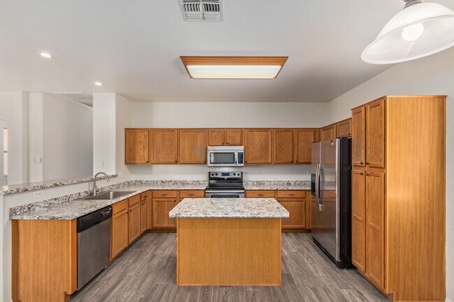 Building Photo - Beautiful 3 bed/2 bath home in The Village...