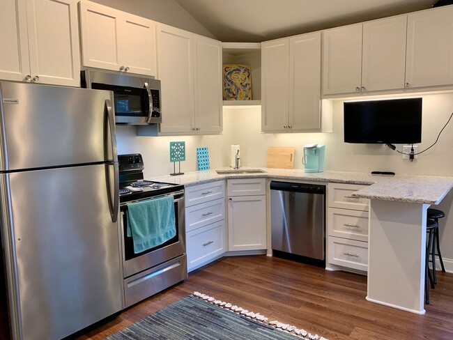 Building Photo - Fondren Studio Apartment - Furnished and U...