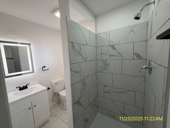 Building Photo - 2501 E 5th St