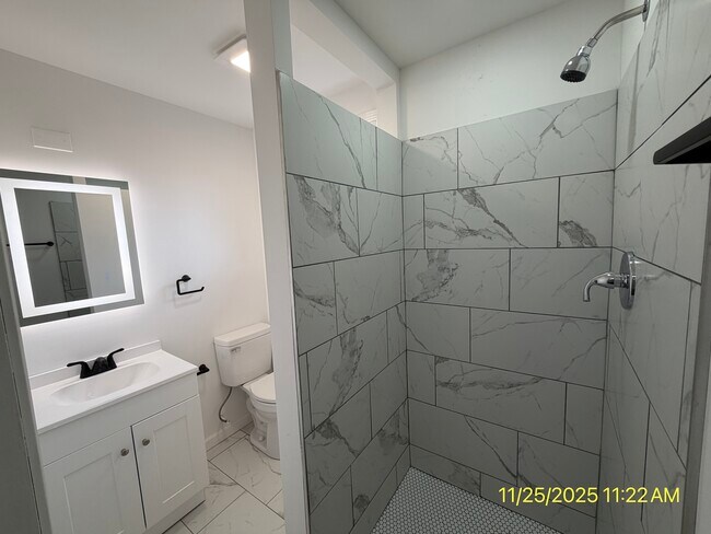 Foto del edificio - 2501 E 5th St