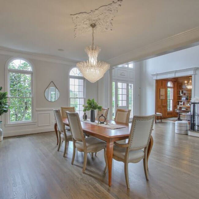 Foto del edificio - Price Improvement        Executive Home in...