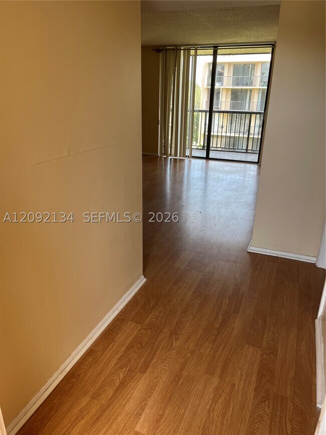 Foto del edificio - 3500 Blue Lake Dr