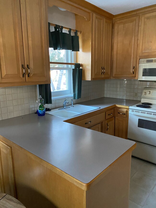 Building Photo - 2287 Brewster St