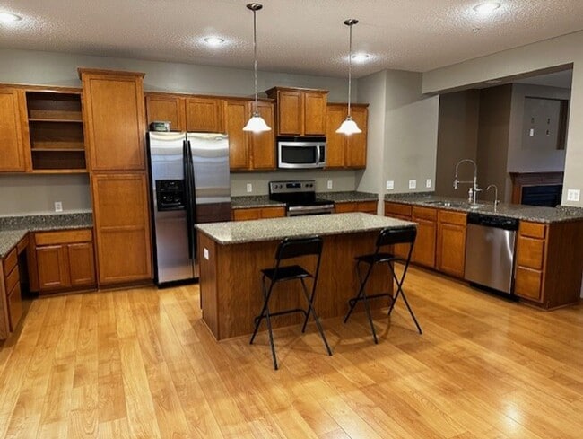 Building Photo - Beautiful End-Unit Cobblestone Lake 3 Bed ...