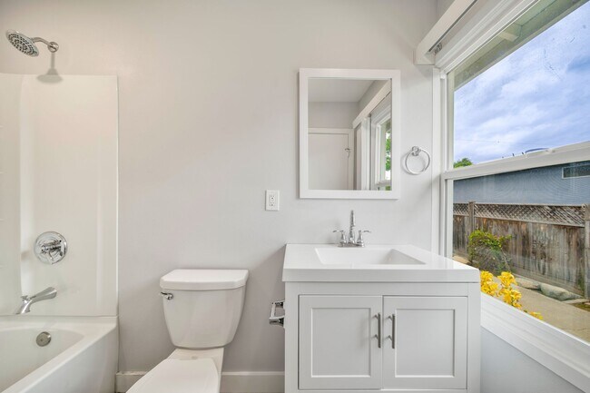 Foto del edificio - 4/Bed, 4/Bath Home with Parking, Washer/ Dryer and Spa, Close to Chapman University/ Orange Circle