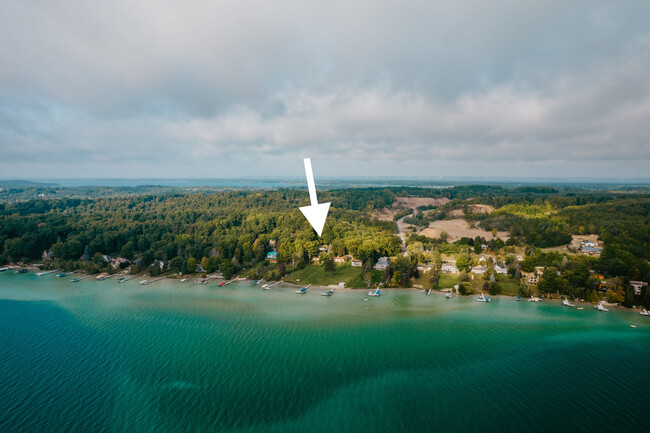 Foto del edificio - 7322 N West Torch Lake Dr