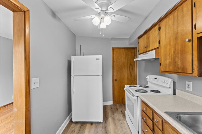 Building Photo - 723 Village Dr