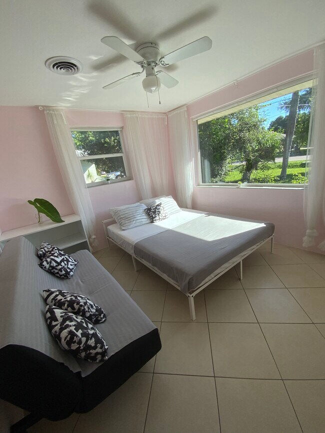 Dormitorio con grandes ventanales - 2440 Manasota Beach Rd