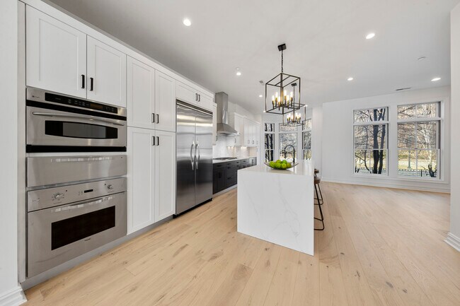 Building Photo - 11 Regency Pl