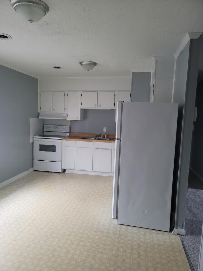Kitchen - 130 Allendale Dr