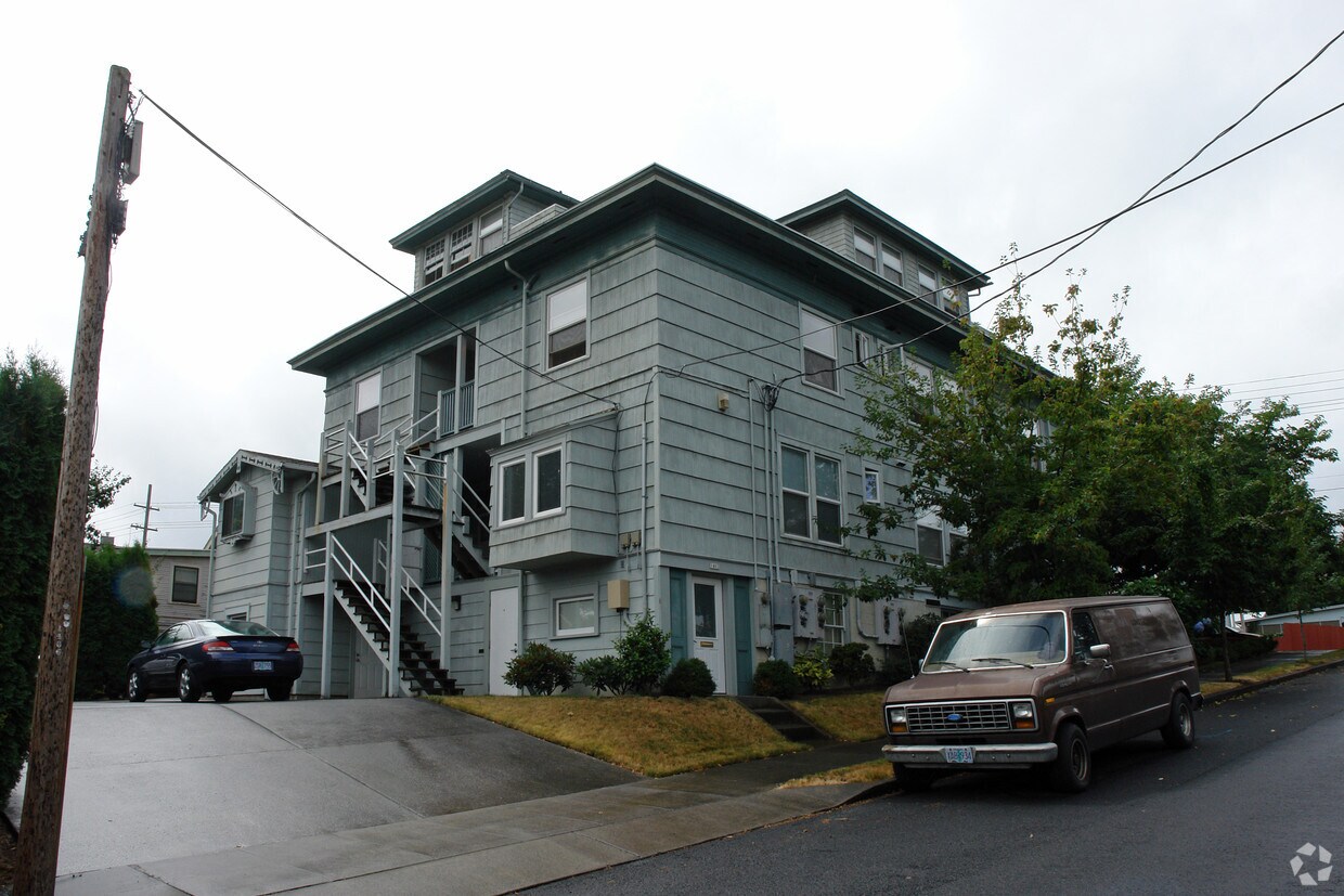 Building - 4318 SE Milwaukie Ave