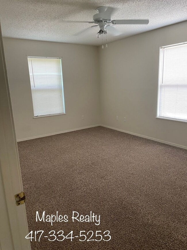 Building Photo - 2 bedroom / 1 bathroom apartment