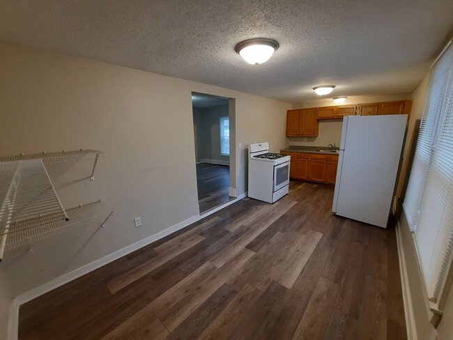 Building Photo - 3 Bedroom, 1 Bathroom Home with additional...