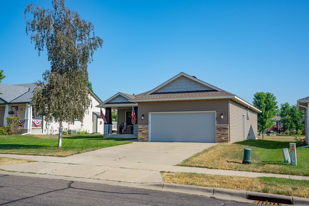 Primary Photo - 1111 Orchid Dr NE