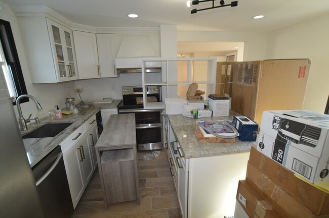 Building Photo - 112 Lynde St