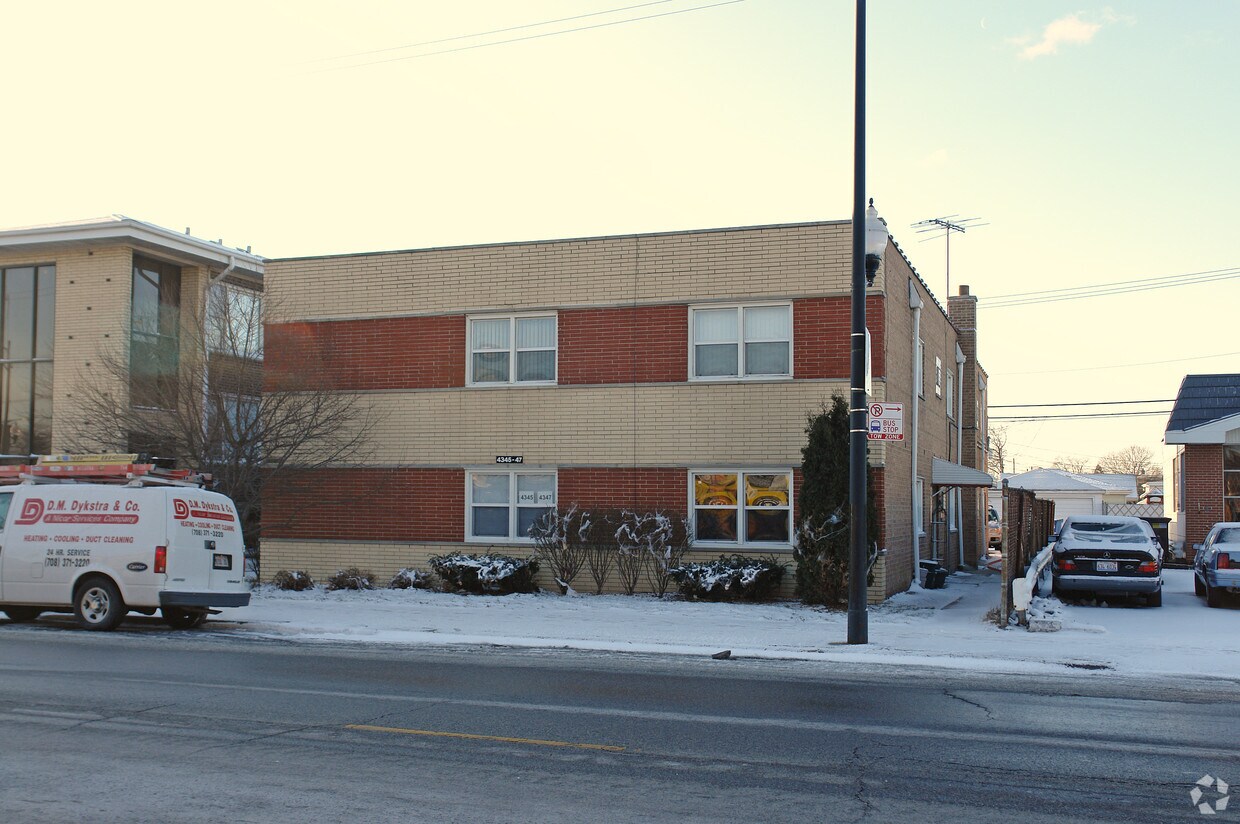 Foto del edificio - 4345-4347 W 63rd St