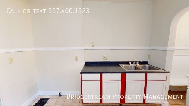 Building Photo - Updated 3 bedroom, 1 bath duplex in North ...