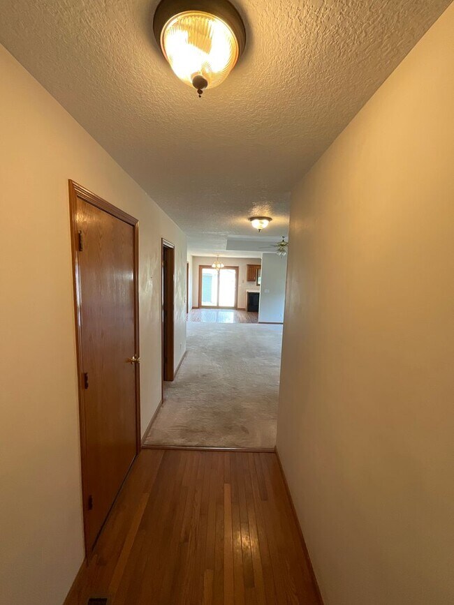 Foto del edificio - 124-126 W Briarbrook