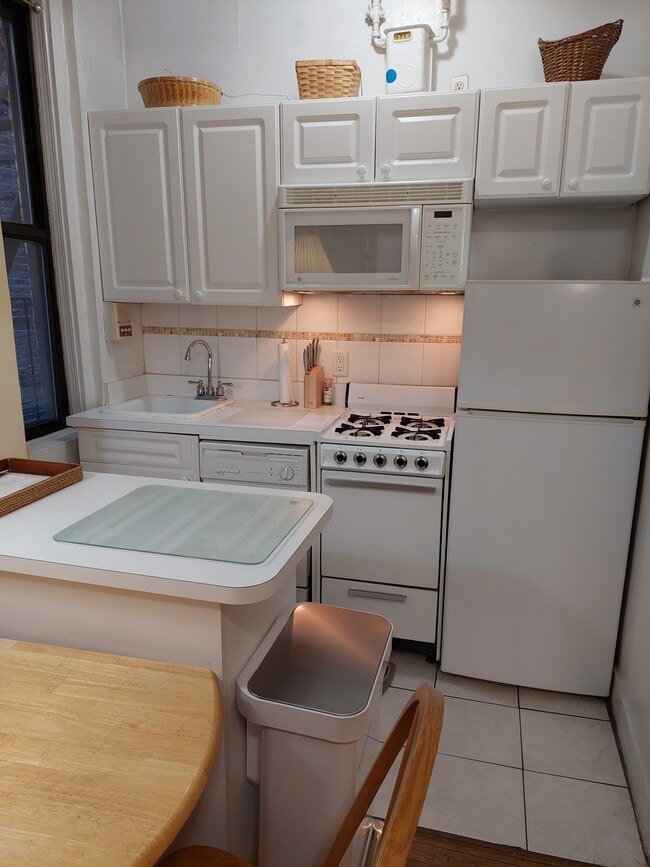 Building Photo - 17 W 64th St