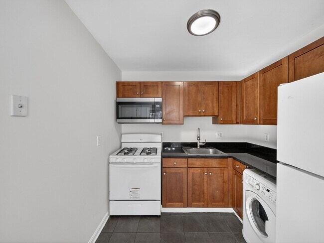 Foto del edificio - FOR RENT 3111 NYLOR RD SE APT 104