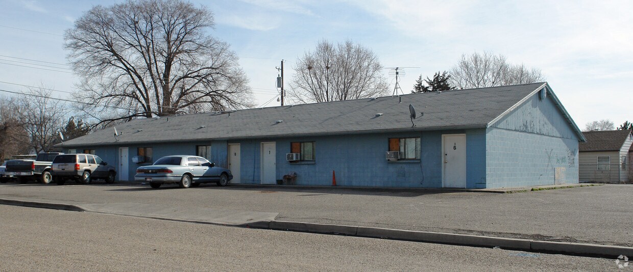 Primary Photo - 305 Chicago St