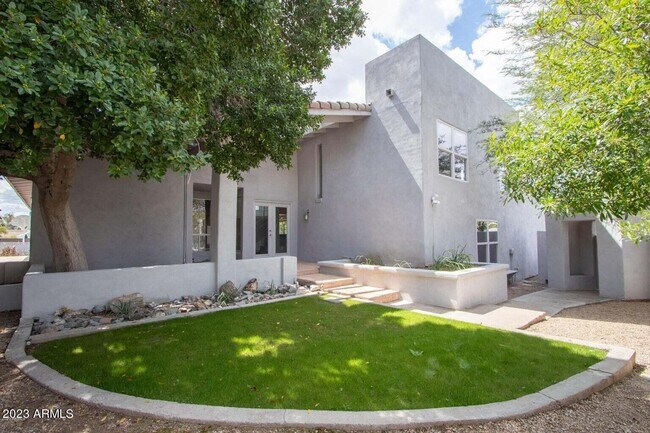 Building Photo - 2227 E Orangewood Ave