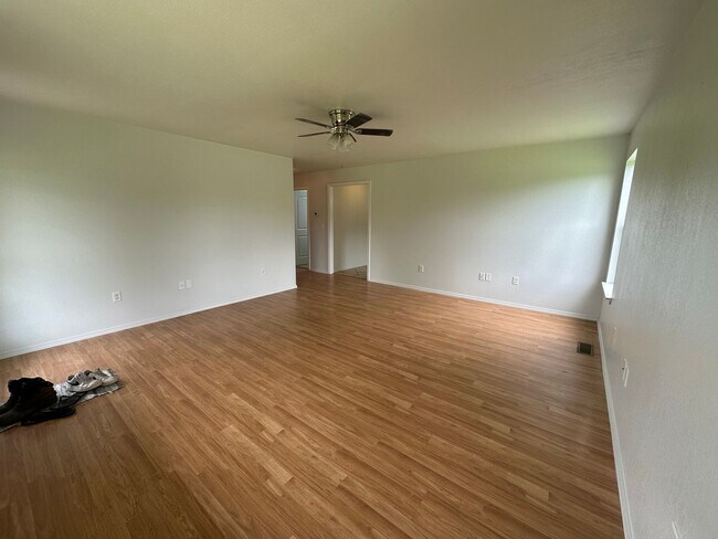 Foto del edificio - Come take a look at this updated house out...