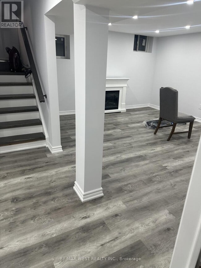 Building Photo - 7 Skelton Cres
