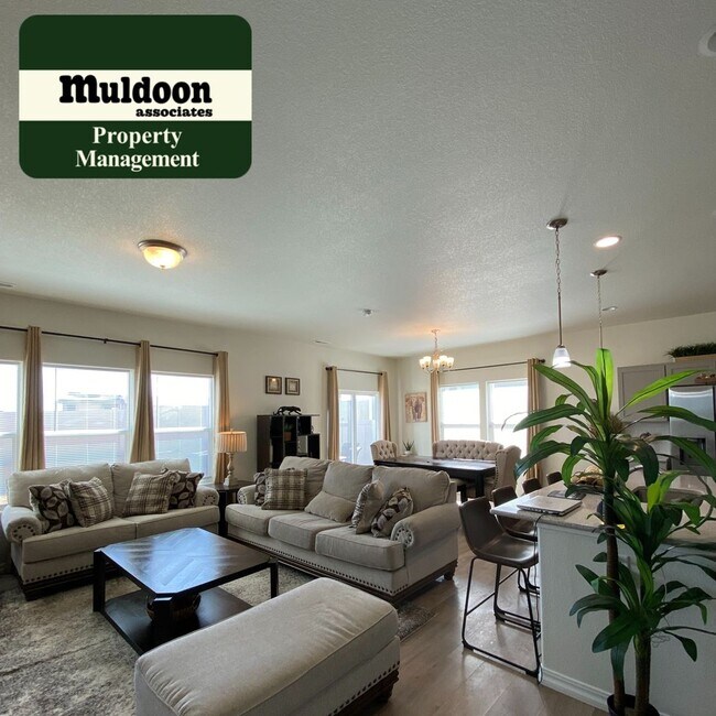 Building Photo - Stunning 3 Bedroom in NE Springs!