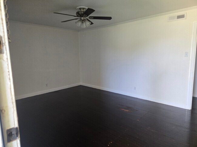 Sala de estar desde la puerta principal - 2863 Colorado Ave