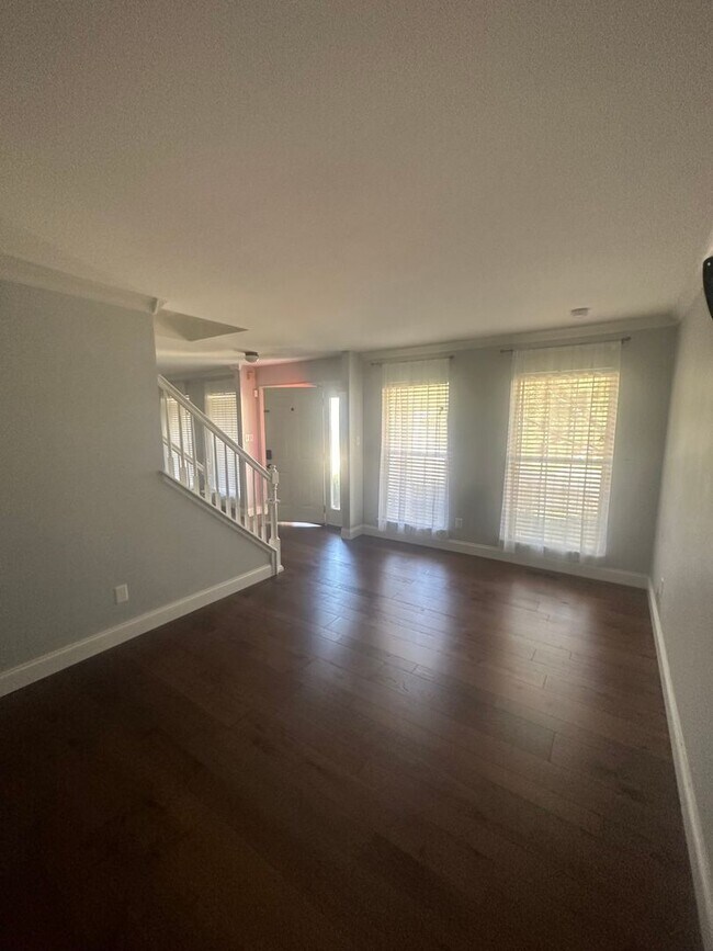 Building Photo - Beautiful 2 Story 4 Bedroom 4 Bathroom Home
