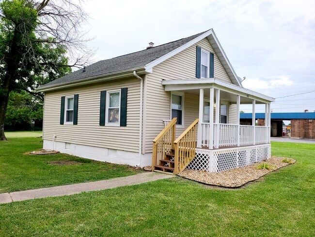 Building Photo - 240 W Woodland Ln