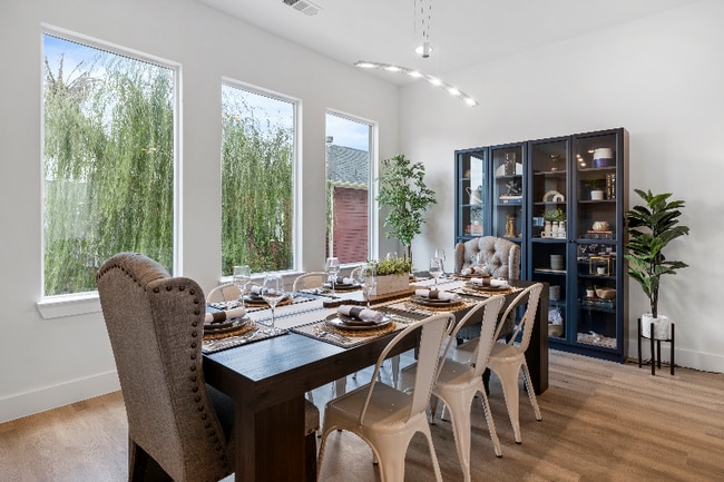 Photo - 639 W 16th St House