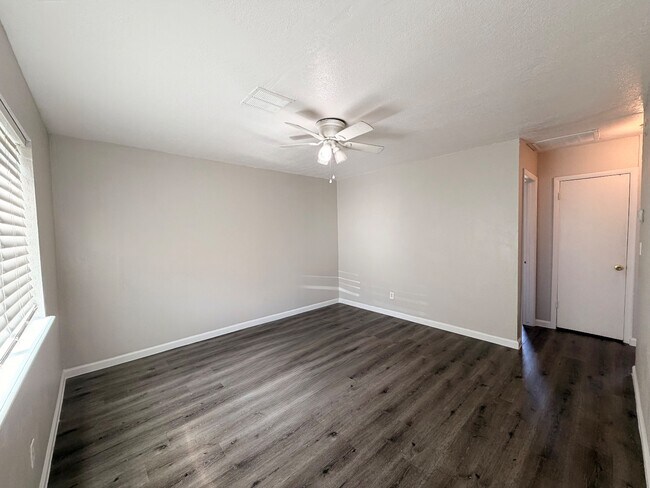 Foto del edificio - 3737 E 27th Pl