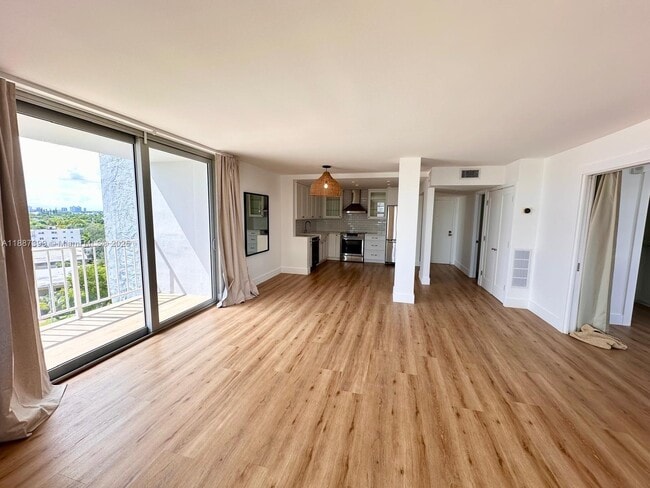 Building Photo - 6900 Bay Dr