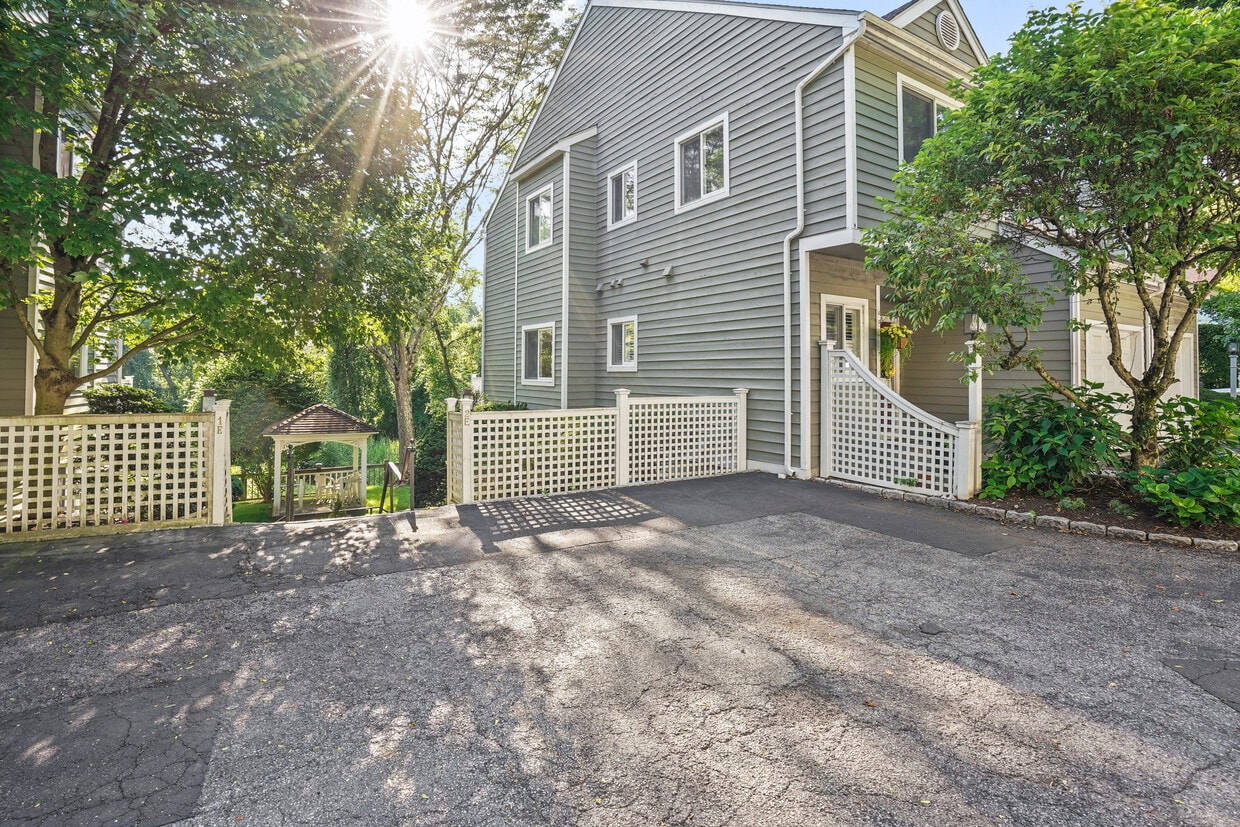 Primary Photo - 333 Palmer Hill Rd