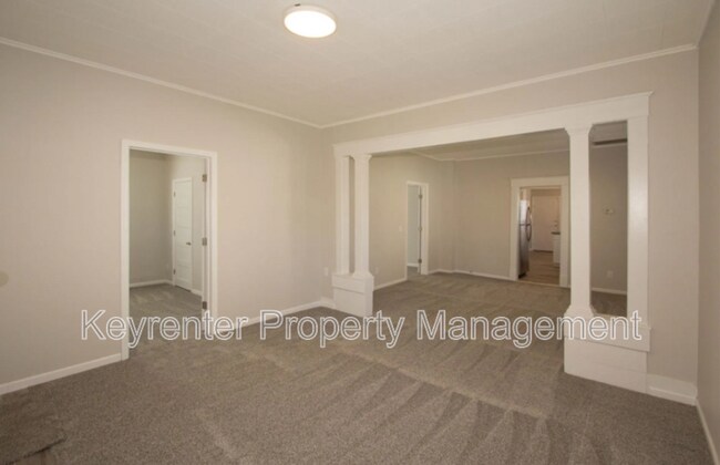 Foto del edificio - 323 E Will Rogers Blvd