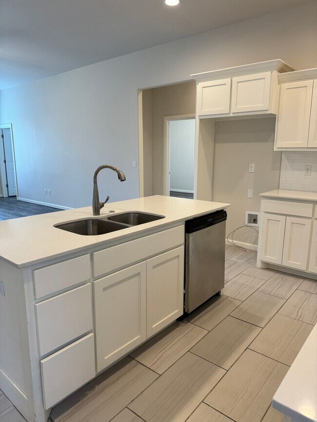 Foto del edificio - 3 Bed 2 bath with an office in The Enclave