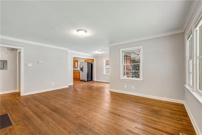 Foto del edificio - 847 Gertrude Pl NW