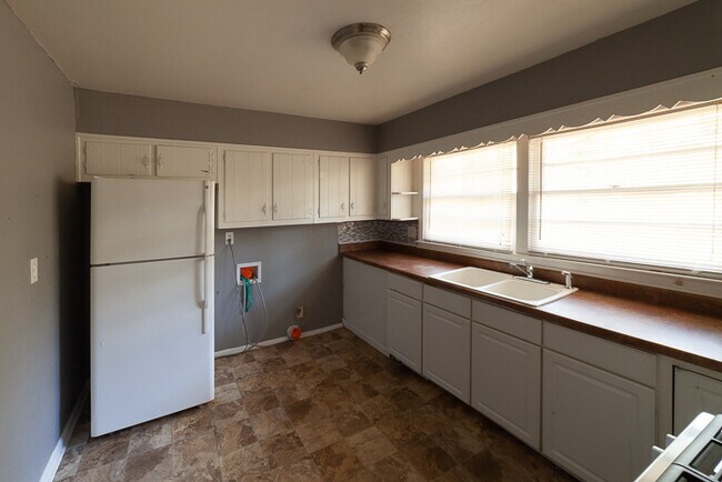 Building Photo - 2868 Monterey Dr