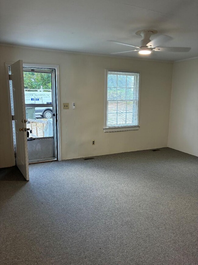 Building Photo - 903 Lodge St S