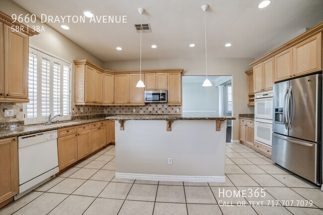Building Photo - Luxurious 5 bed 3 bath dreamhouse with Pool!