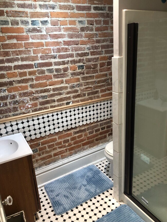 Baño - 104 7th St