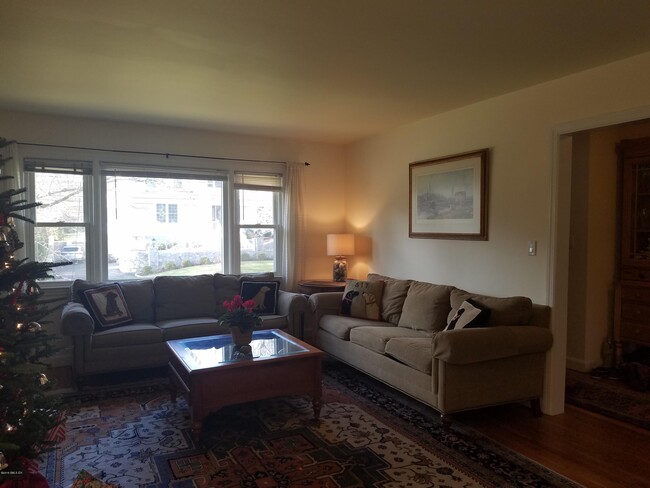 Foto del edificio - 33 Long Meadow Rd