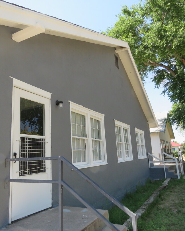 Building Photo - 603 Main St