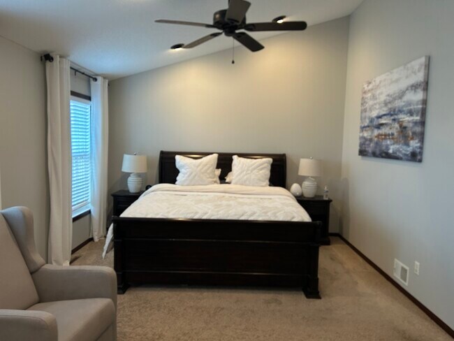 Foto del edificio - 4502 Village Square Blvd N