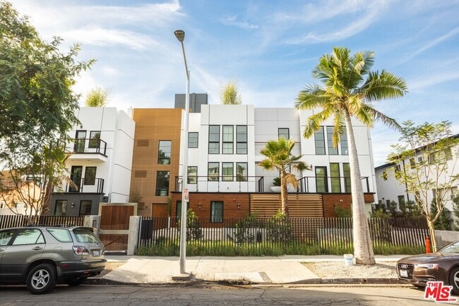 Foto del edificio - 547 N Sweetzer Ave