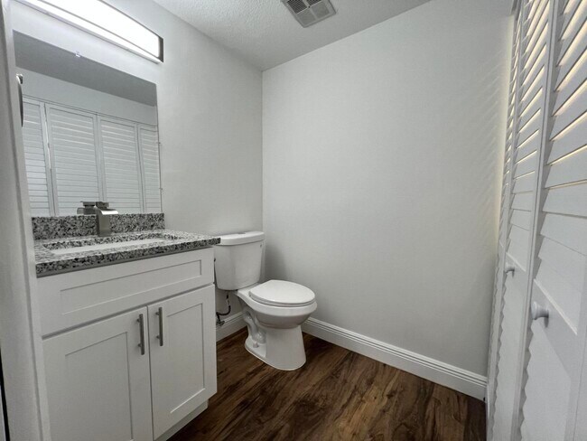 Foto del edificio - 10623 Royal Palm Blvd