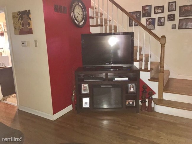 Building Photo - 2 br, 1 bath Townhome - 3920 Berger Ave